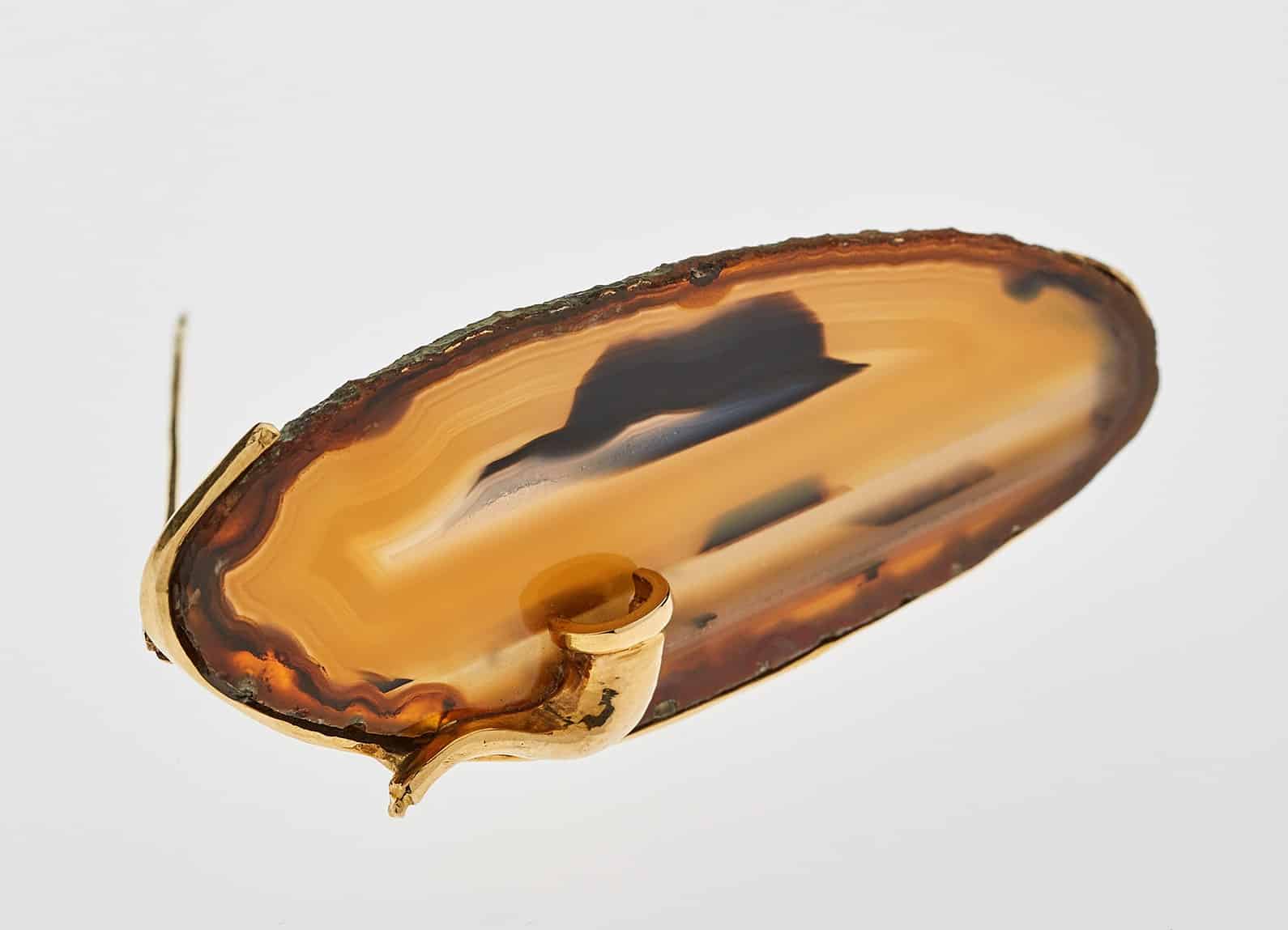 Jean Vendome, broche Magritte, 1980, or jaune et agate. Collection privée. Photo Benjamin Chelly. 