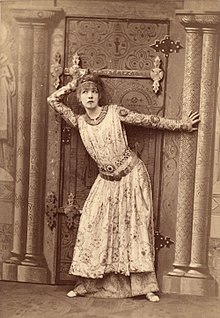 Sarah_Bernhardt_as_Theodora_by_Nadar 1884 - il était une fois le bijou